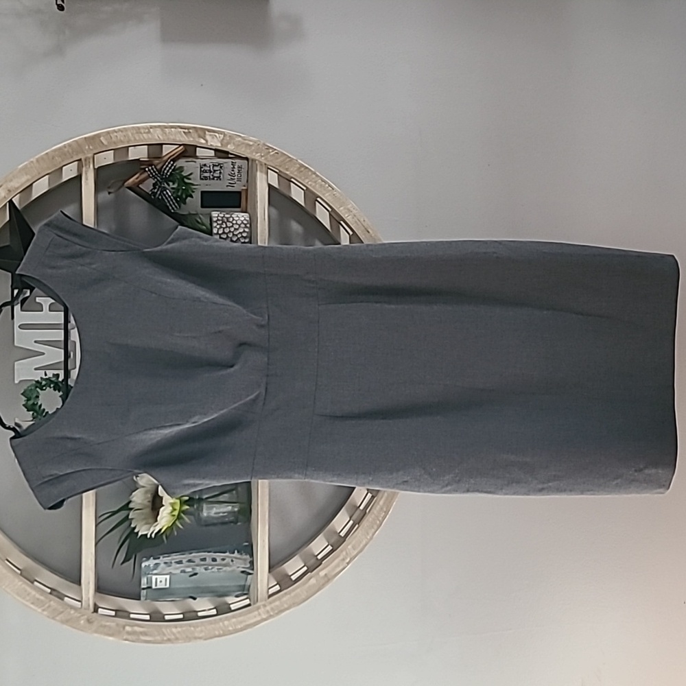 EUC The Limited Collection sleeveless dress. Size 6.